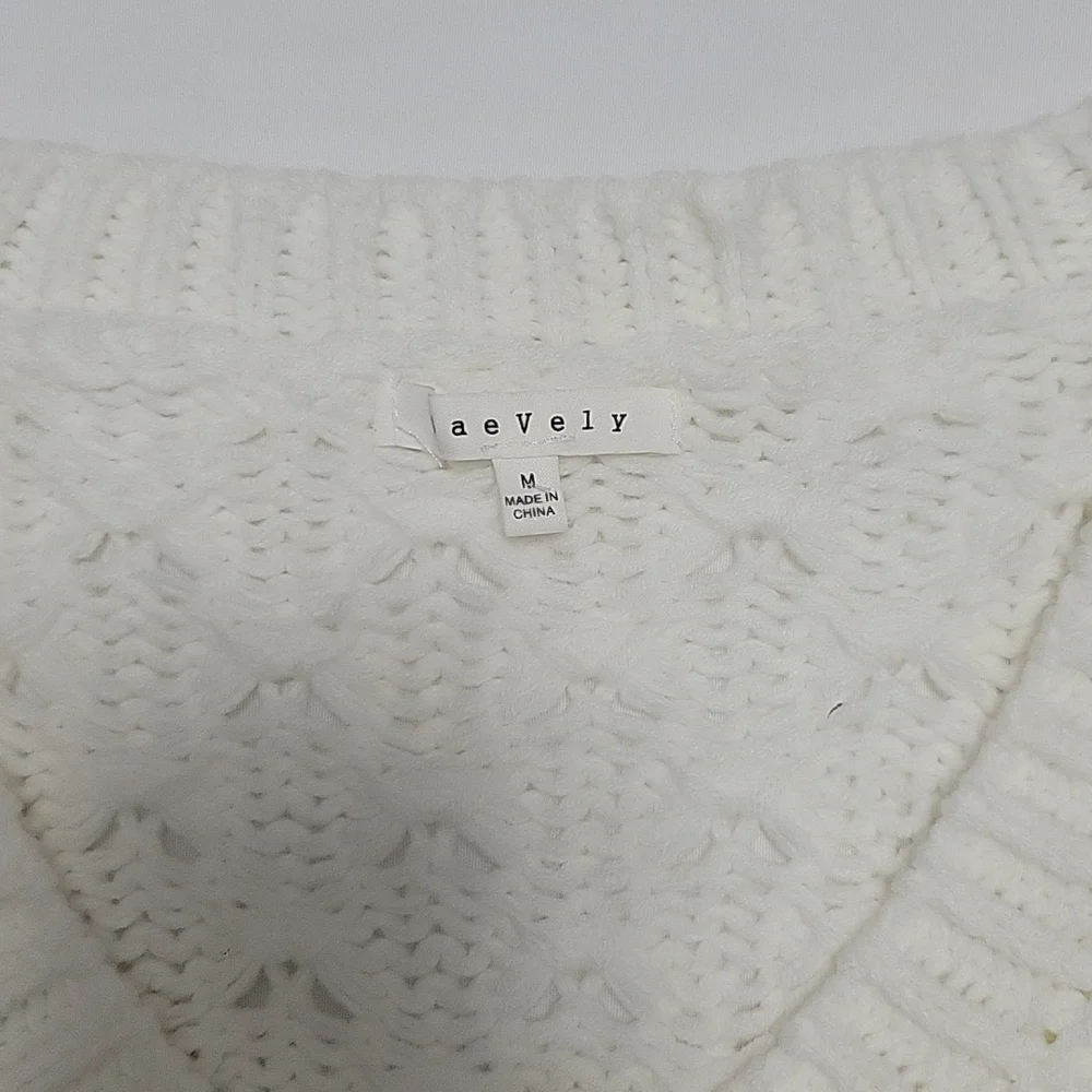Baevely Sweater, Medium - Picture 3 of 10